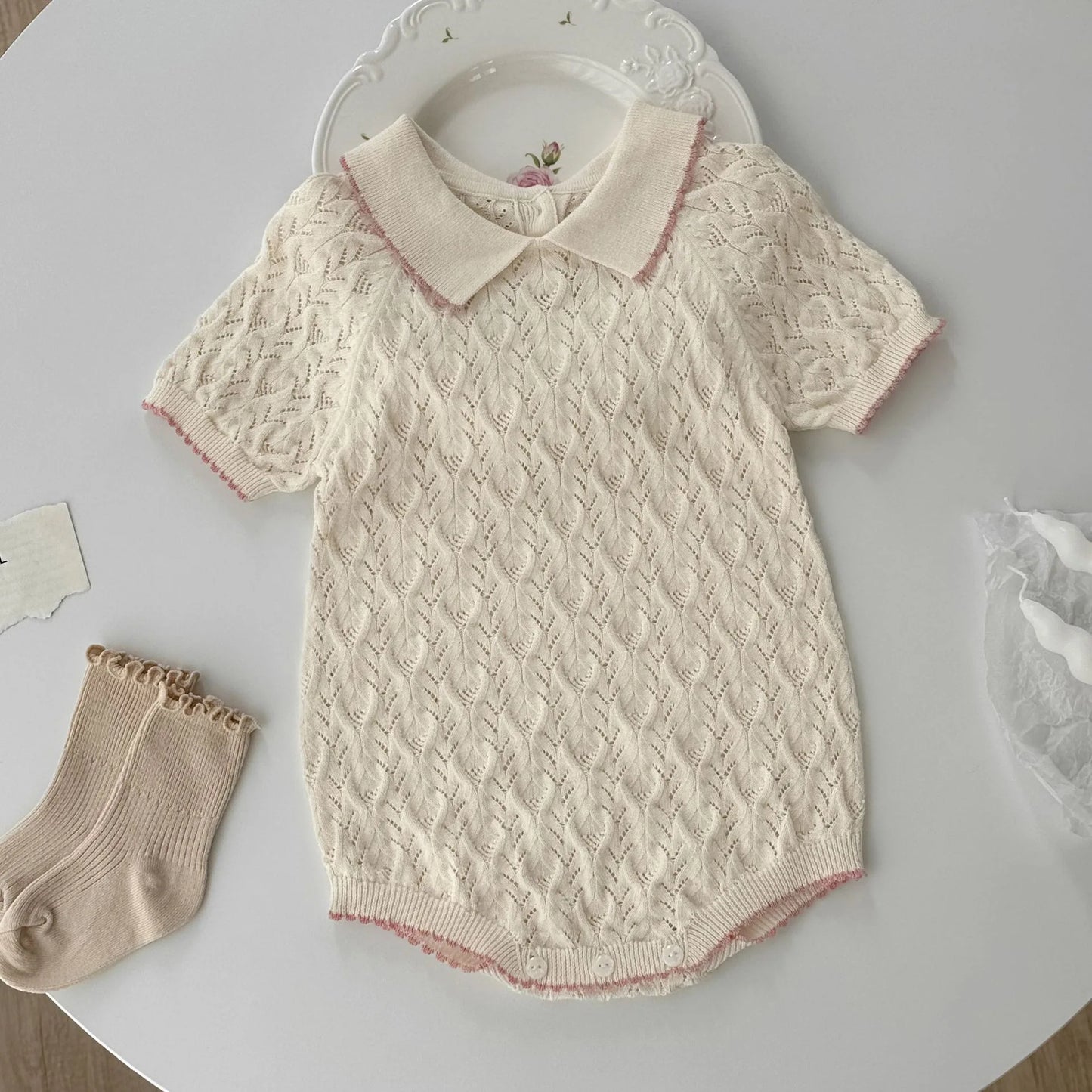 Barboteuse tricotée d'été – Élégance rétro pour mini fille en coton doux