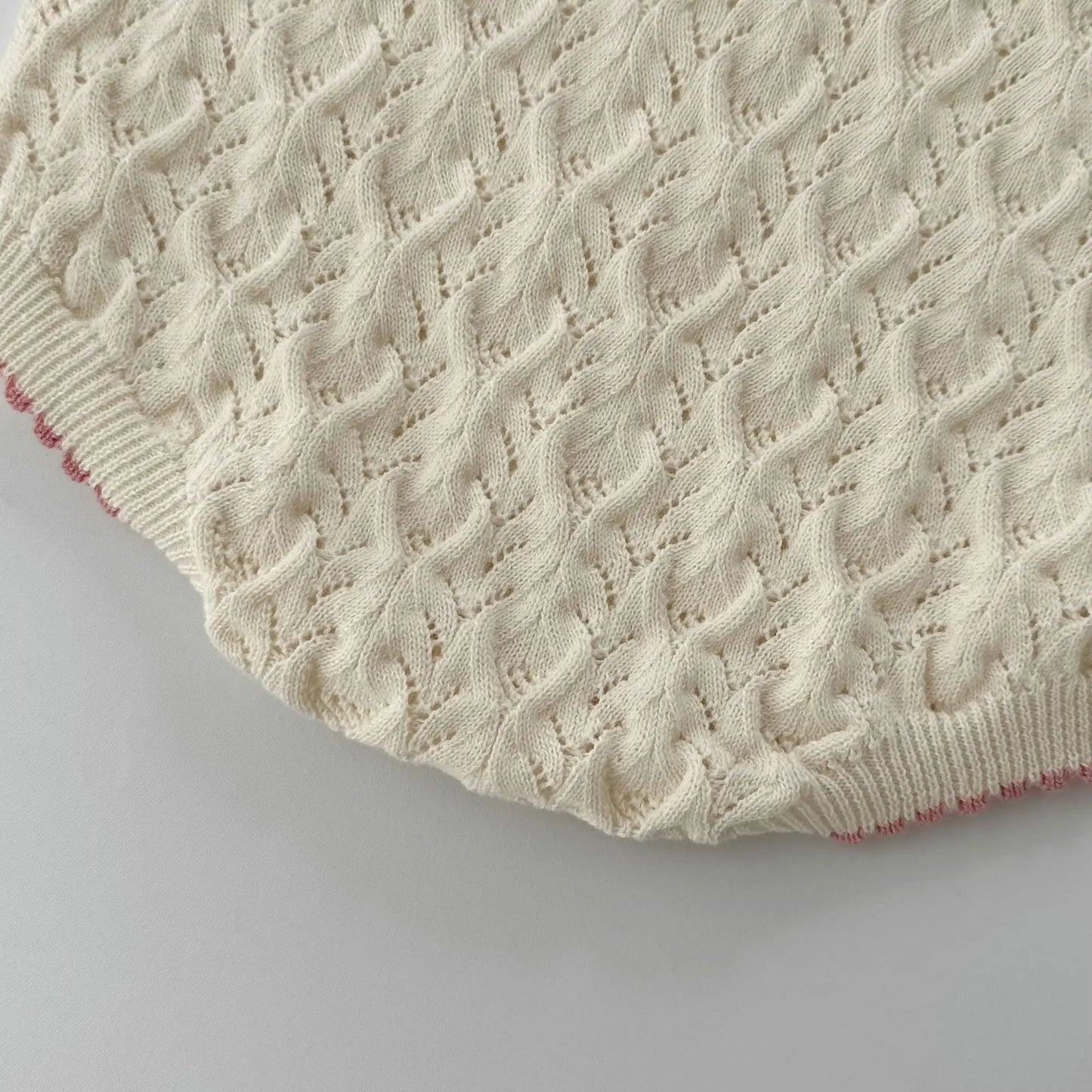Barboteuse tricotée d'été – Élégance rétro pour mini fille en coton doux