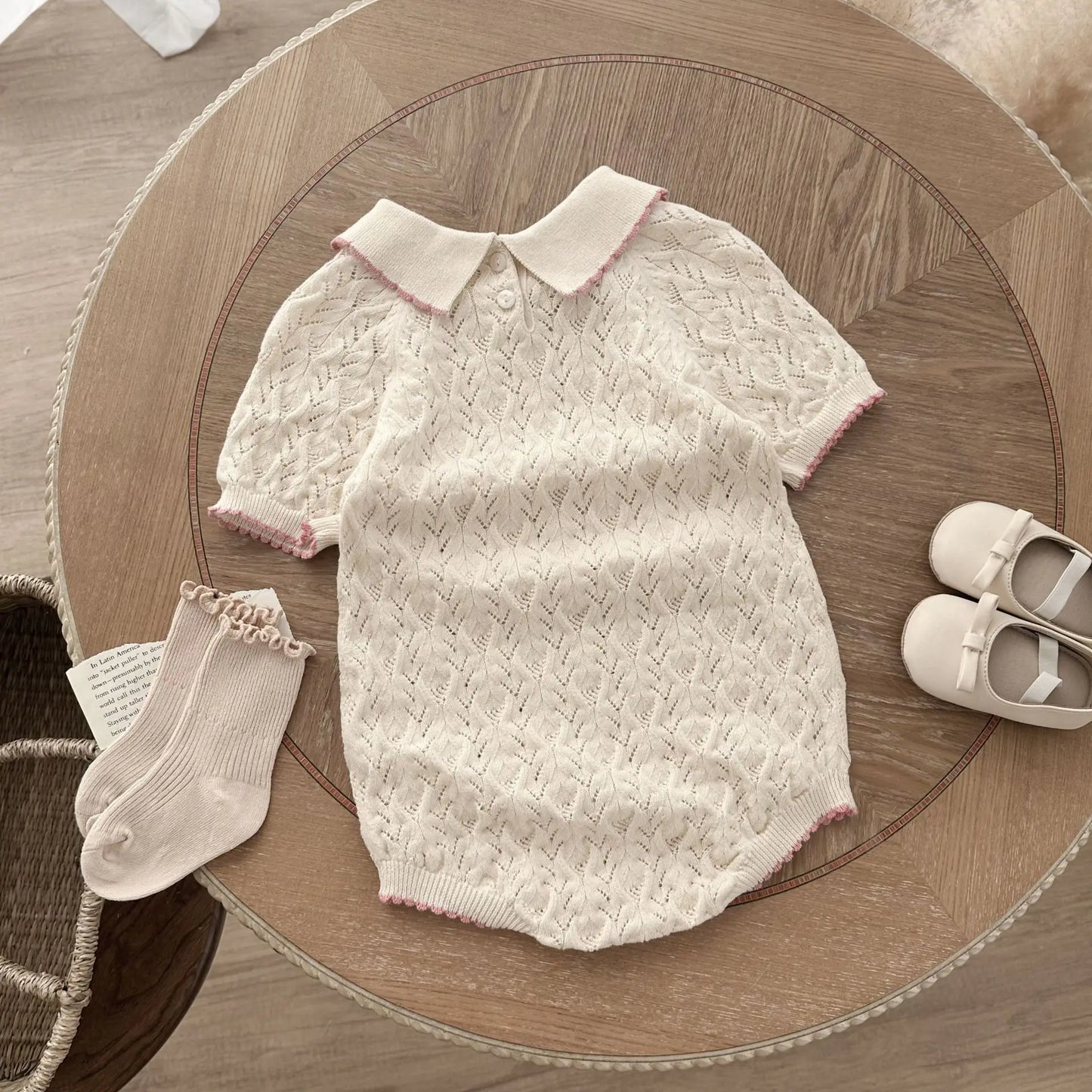 Barboteuse tricotée d'été – Élégance rétro pour mini fille en coton doux