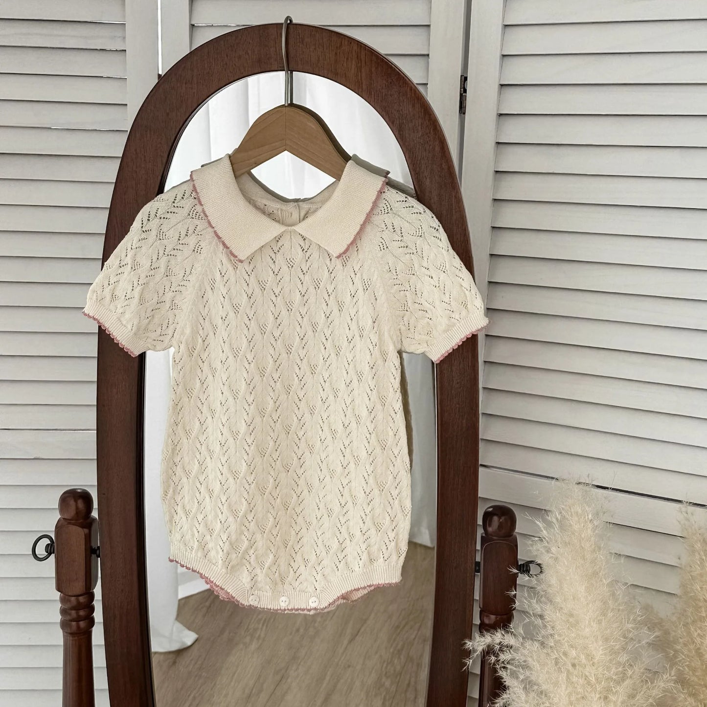 Barboteuse tricotée d'été – Élégance rétro pour mini fille en coton doux