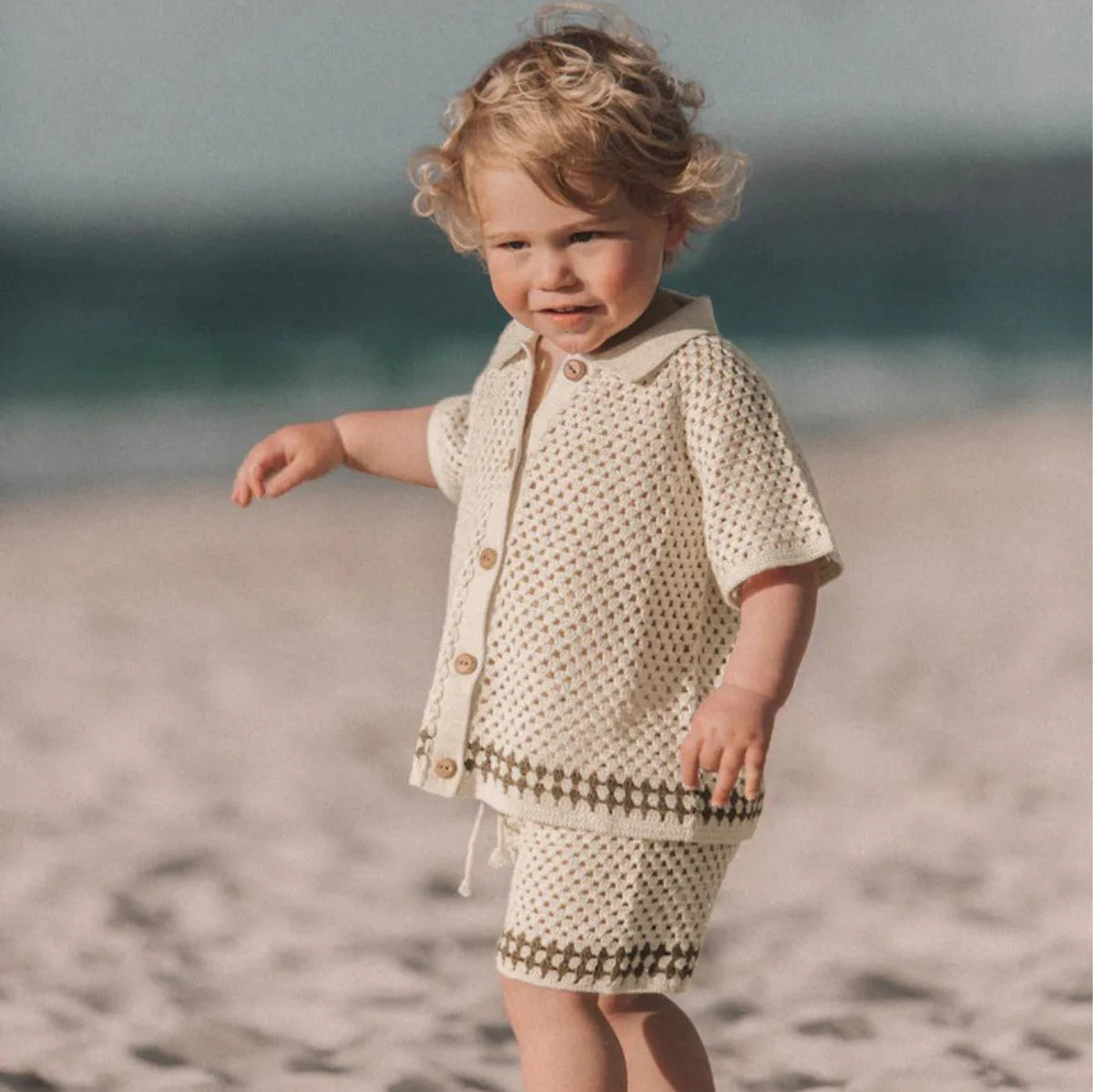 Petit Ensemble Tricoté Plage Douce – Haut et Short à Mailles Aérées