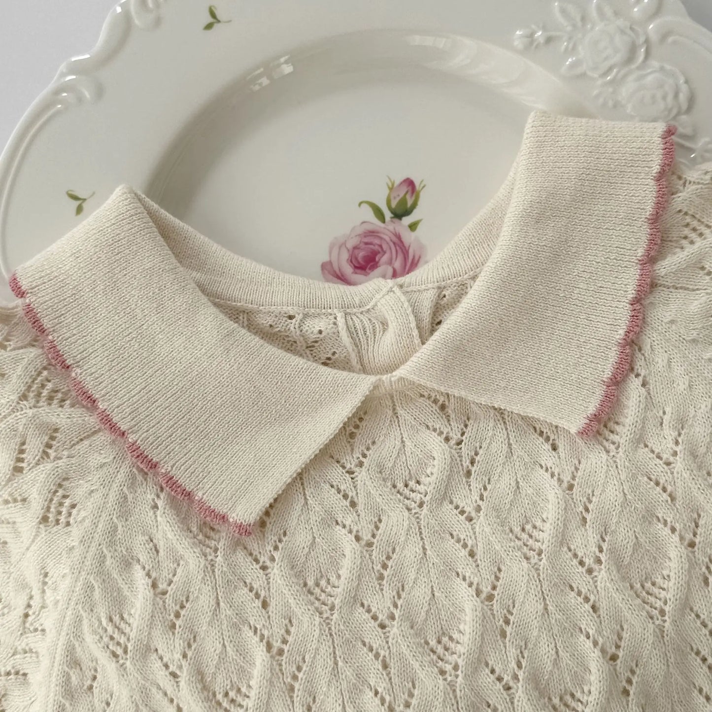 Barboteuse tricotée d'été – Élégance rétro pour mini fille en coton doux