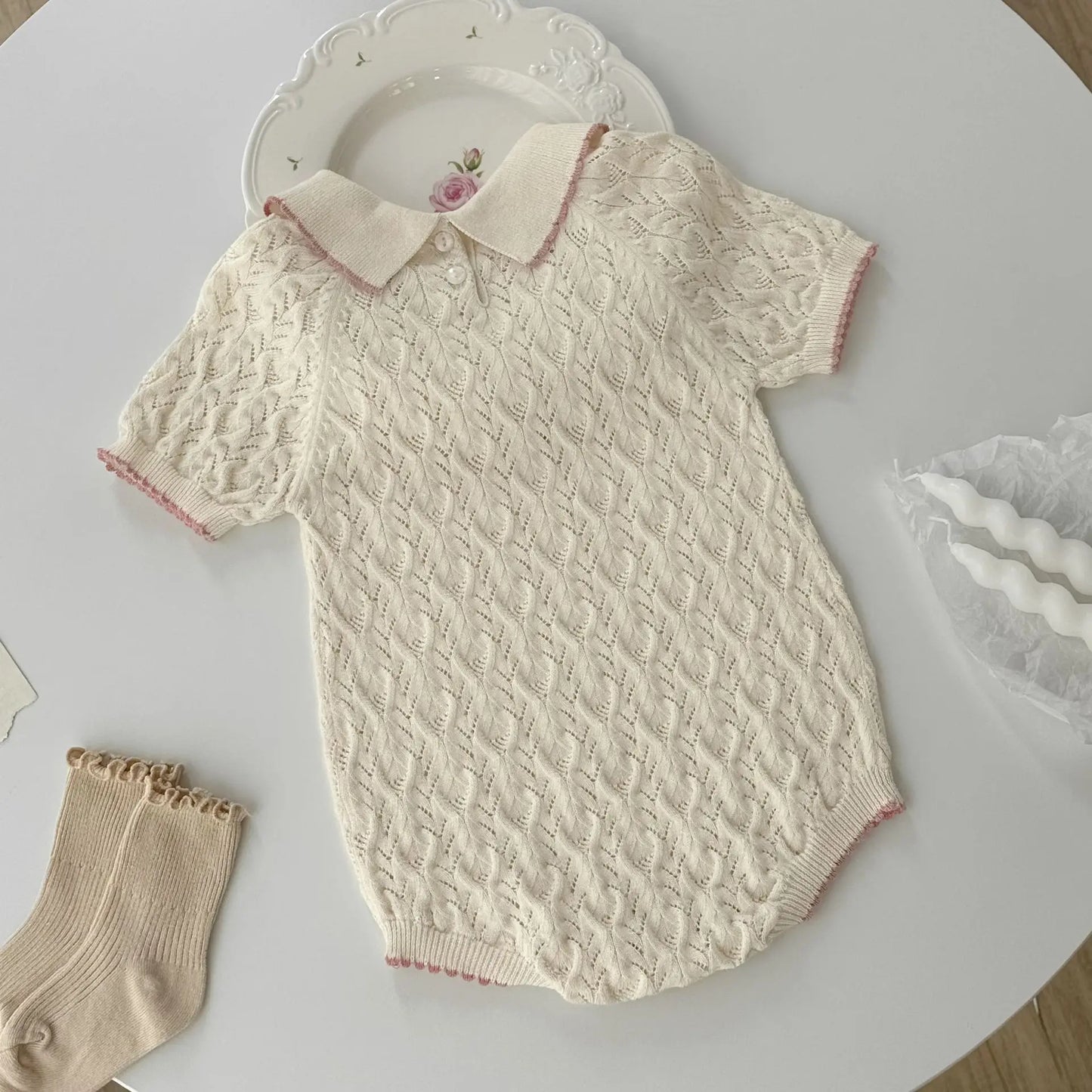 Barboteuse tricotée d'été – Élégance rétro pour mini fille en coton doux