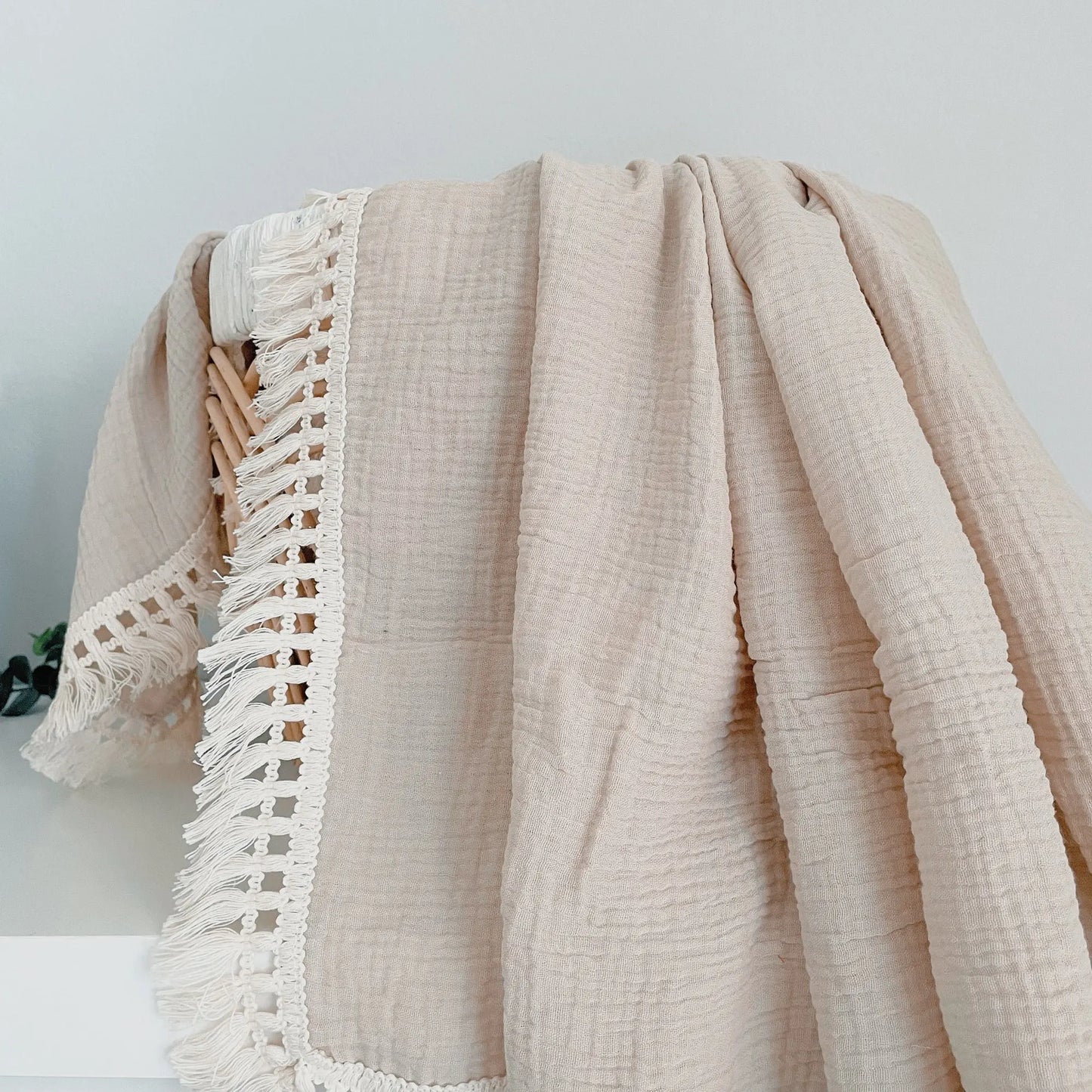 Couverture Gaze & Pompons – Douceur Coton pour Nouveau-né