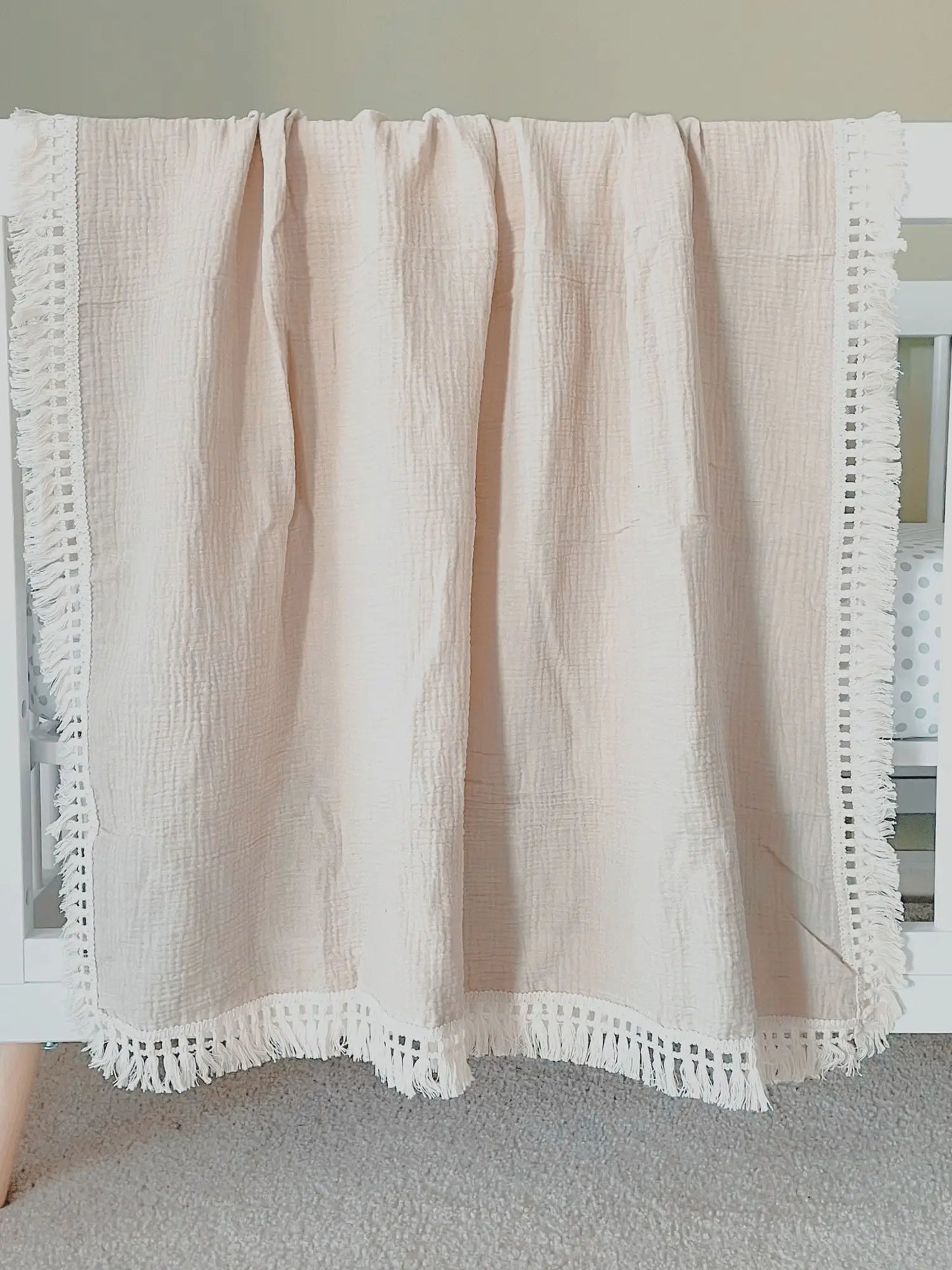 Couverture Gaze & Pompons – Douceur Coton pour Nouveau-né