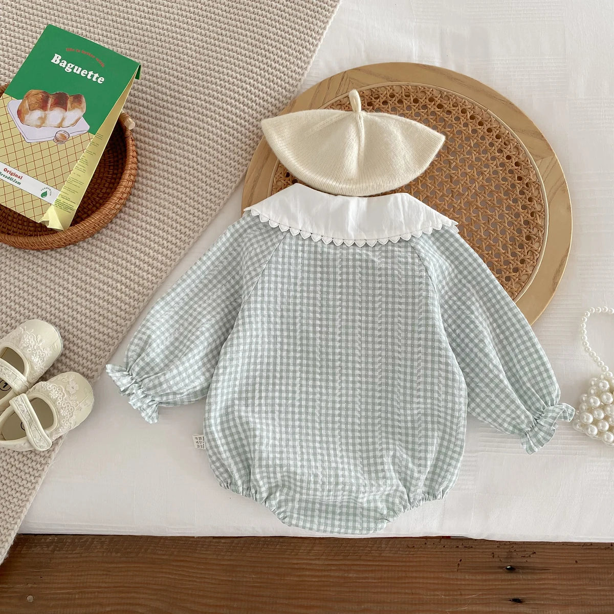 Barboteuse Bébé Chic à Col Claudine