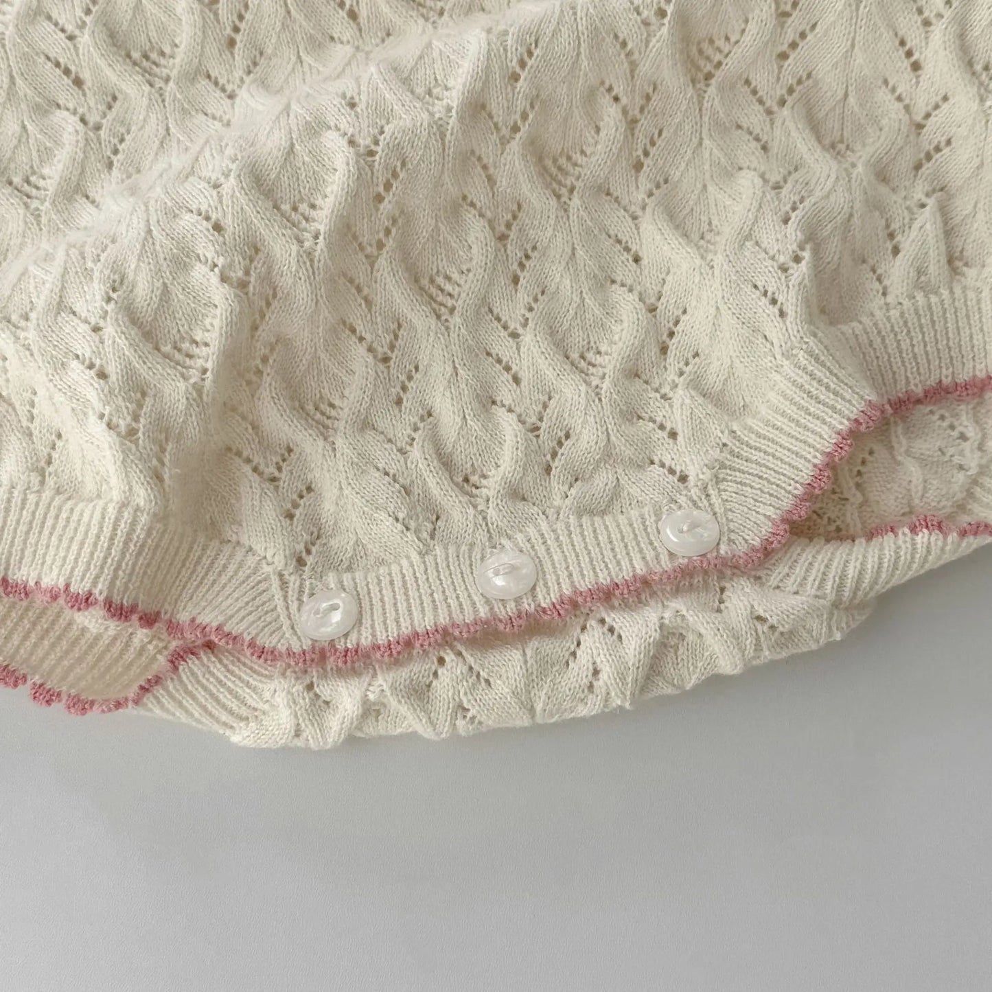 Barboteuse tricotée d'été – Élégance rétro pour mini fille en coton doux