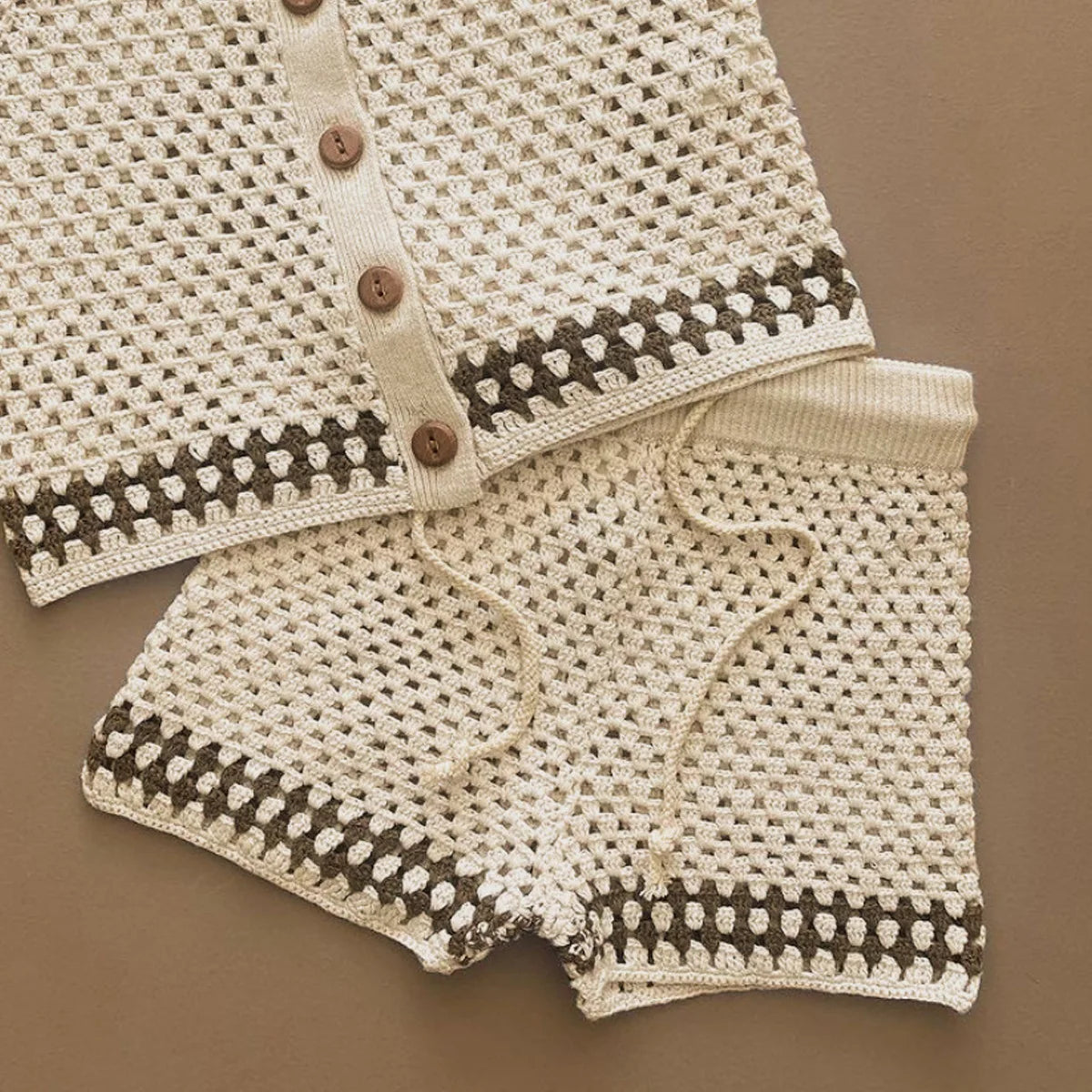 Petit Ensemble Tricoté Plage Douce – Haut et Short à Mailles Aérées