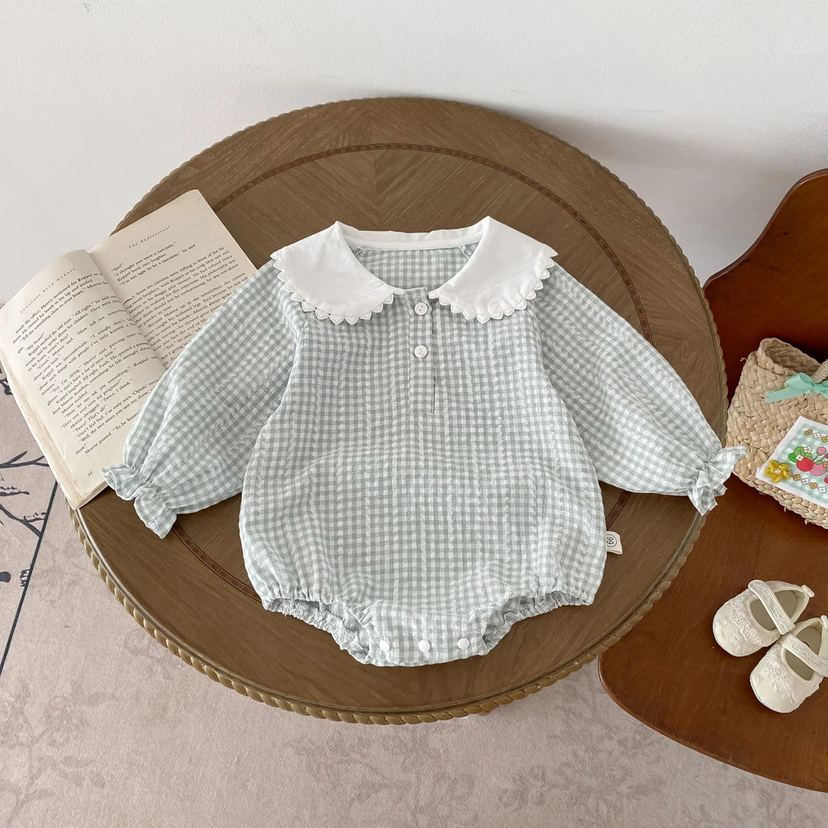 Barboteuse Bébé Chic à Col Claudine