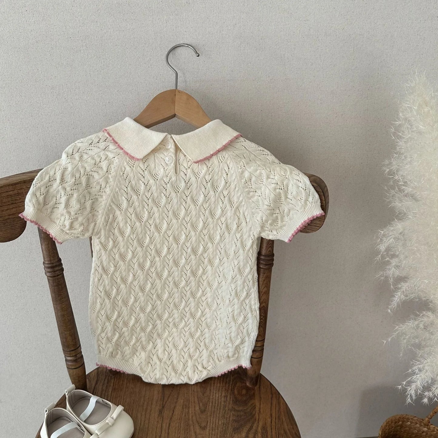 Barboteuse tricotée d'été – Élégance rétro pour mini fille en coton doux