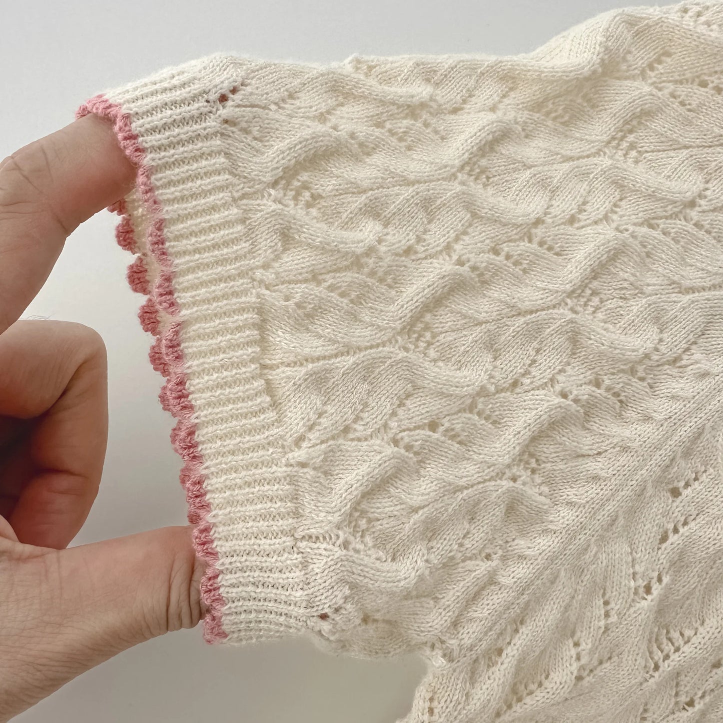 Barboteuse tricotée d'été – Élégance rétro pour mini fille en coton doux