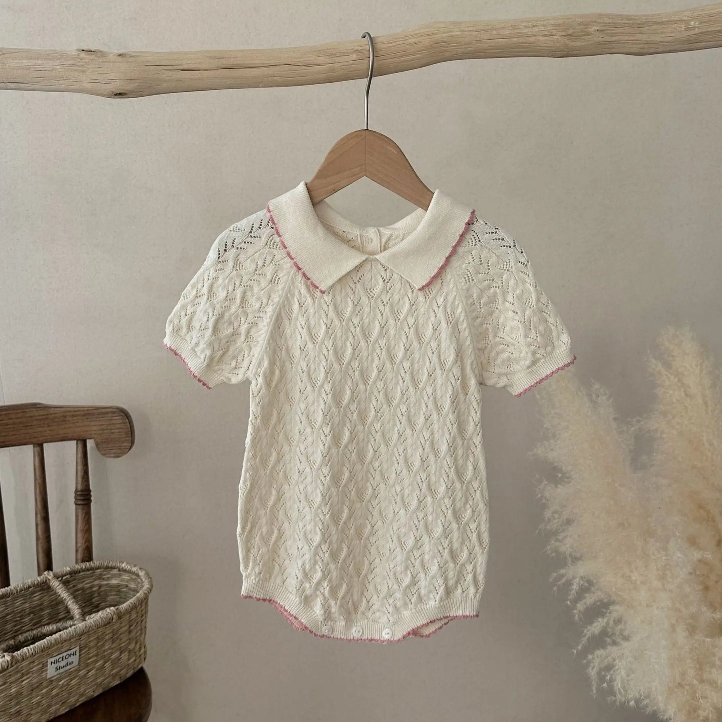 Barboteuse tricotée d'été – Élégance rétro pour mini fille en coton doux