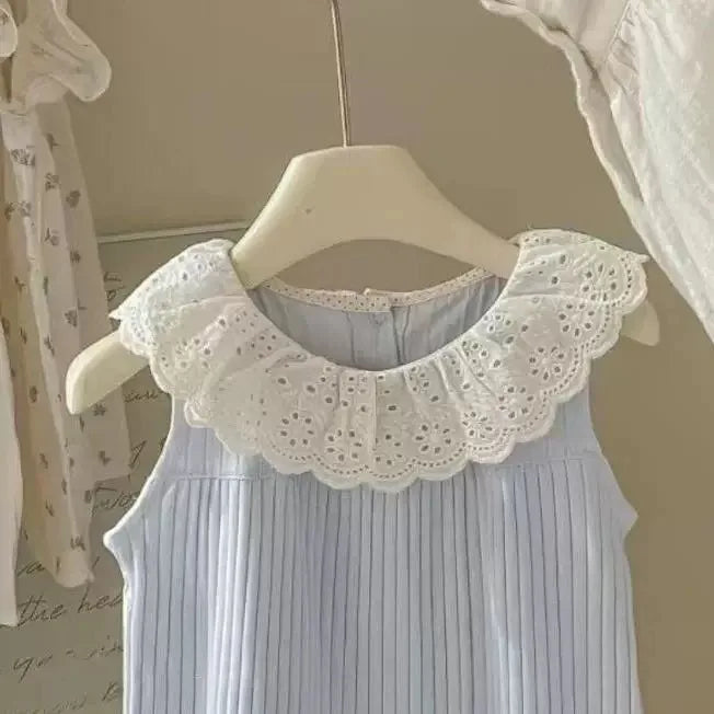 Barboteuse Nuage Bleu à col dentelle pour petites rêveuses